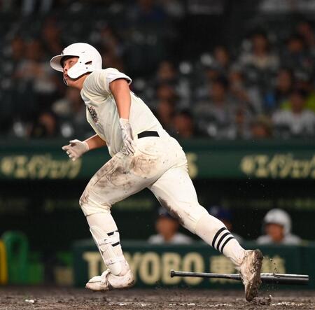 　８回、勝ち越しソロを放つ日大三・田中諒（撮影・西田忠信）