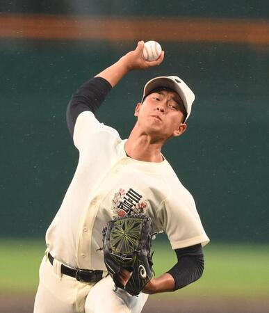 　雨の中、力投する先発の日大三・近藤優樹（撮影・西田忠信）