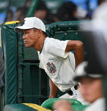 　６回、ベンチから試合を見る日大三・三木有造監督（撮影・西田忠信）