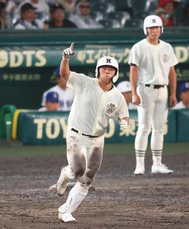 　８回、勝ち越し本塁打を放った田中諒