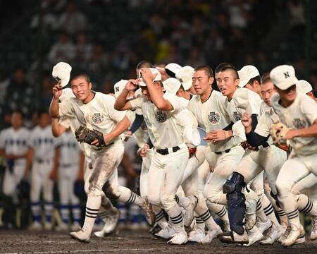　豊橋中央に勝利し、駆け出す日大三ナイン（撮影・西田忠信）