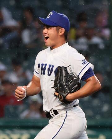 　６回、無失点に抑え笑顔でベンチに戻る豊橋中央・高橋大喜地（撮影・石井剣太郎）