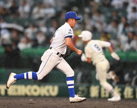 　３回、日大三・本間律輝（右）に先制打を許した豊橋中央・高橋大喜地（撮影・西田忠信）