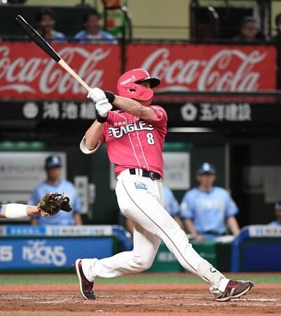 　８回、辰己は右越えに６号ソロを放つ（撮影・佐藤厚）