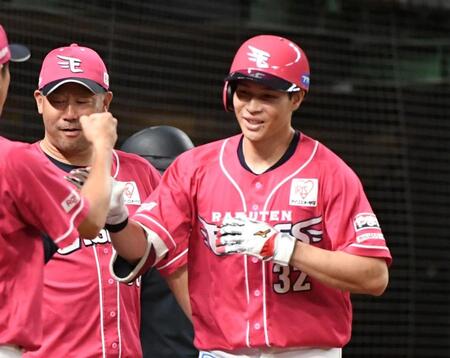 　５回、中島（右）は右越えに３号ソロを放ち、三木監督（左）に迎えられる（撮影・佐藤厚）