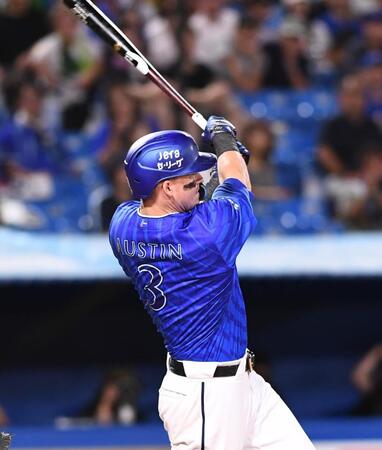７回、左越えソロを放ったオースティン（撮影・園田高夫）