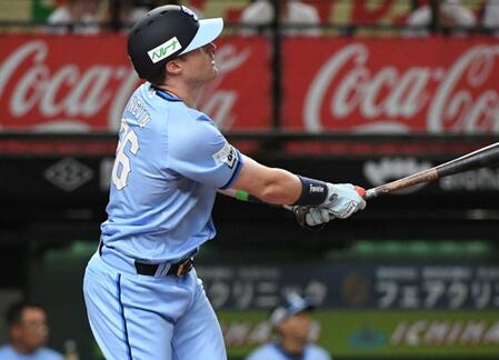 卍の敷田審判員　西武・ネビンのファウルが右腕に直撃して悶絶　片膝着いて痛みと闘う