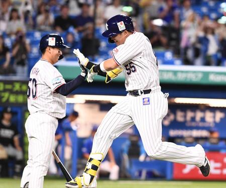 　３回、右越えソロを放ち北村（左）とタッチする村上（撮影・園田高夫）