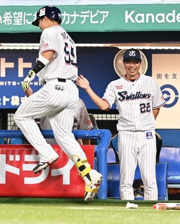 　３回、本塁打を放ちスキップしながら高津監督とタッチを交わす村上（左）