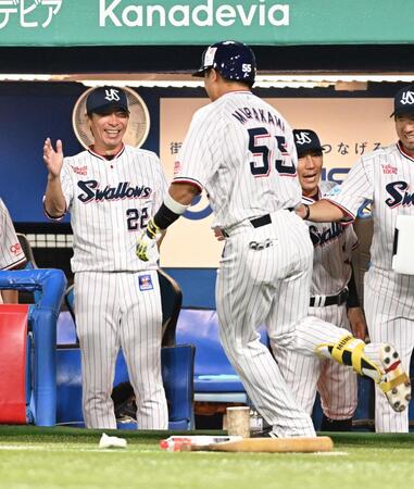 　３回、本塁打を放った村上を笑顔で迎える高津監督（左）