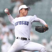 　６回、雨が降る中、力投する先発投手の県岐阜商・柴田蒼亮（撮影・中田匡峻）