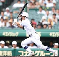 　５回、左前に勝ち越し適時打を放つ県岐阜商・渡辺璃海（撮影・中田匡峻）