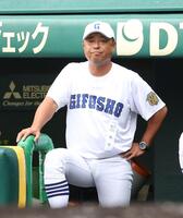 　５回、戦況を見守る県岐阜商・藤井潤作監督（撮影・中田匡峻）