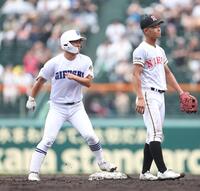 　５回、右前に同点適時打を放った県岐阜商・横山温大（左）＝撮影・中田匡峻