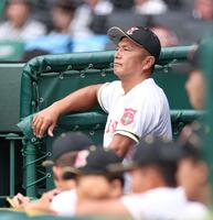 　５回、戦況を見守る日大山形・荒木準也監督（撮影・中田匡峻）