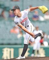 　力投する先発投手の日大山形・小林永和（撮影・中田匡峻）