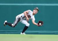 　１回、県岐阜商・駒瀬陽尊の打球を好捕する中堅手の日大山形・小川大智（撮影・中田匡峻）