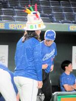 　３０歳の誕生日を向かえバースデーケーキのかぶりものでアップを行うチェイビス