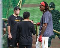 　フリー打撃を終え阿部監督と話すフェリス（撮影・金田祐二）