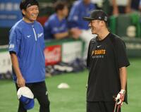 　大野と談笑する坂本（撮影・金田祐二）