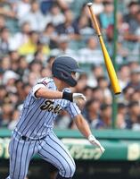 　１回、左前へ先制適時打を放つ東海大熊本星翔・大賀星輝（撮影・中田匡峻）