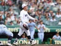 　７回、味方の失策で勝ち越しを許した北海・浅水結翔（撮影・中田匡峻）