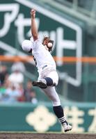 　７回、東海大熊本星翔・長迫夏輝の打球を捕れず、勝ち越しの適時失策を許す遊撃手の北海・吉井天星（撮影・中田匡峻）