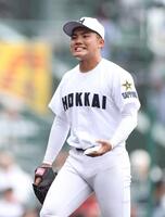 　７回、犠打を二塁へ悪送球し、ピンチを広げてしまった北海・浅水結翔（撮影・中田匡峻）