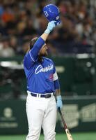 　２回、レフトスタンドからのバースデーソングに応えるチェイビス（撮影・金田祐二）