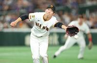 　２回、石伊の打球に手を出す戸郷（撮影・金田祐二）