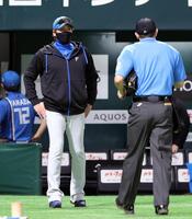 　６回、投手交代を告げる新庄監督（撮影・栗木一考）