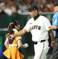 　選手交代を告げ厳しい表情でベンチに戻る阿部監督（撮影・金田祐二）