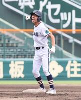 　２回、逆転適時二塁打を放った高川学園・若藤芽空（撮影・石井剣太郎）