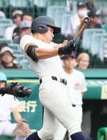 　１回、先制２ランを放つ未来富山・中込大（撮影・石井剣太郎）