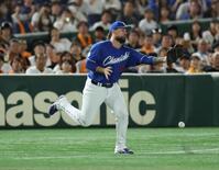 　５回、インフィールドフライが宣告された門脇の打球を落球するチェイビス（撮影・金田祐二）