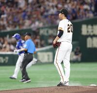 　５回、山本（左）に本塁打を浴びた戸郷