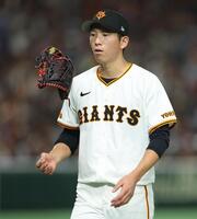 　４回、先制され厳しい表情でベンチに戻る戸郷（撮影・金田祐二）