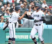 　２回、本塁打を放った高川学園・遠矢文太（右）＝撮影・石井剣太郎