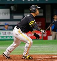 　３回、近藤が右中間に同点二塁打を放つ