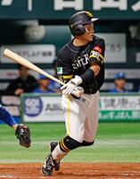 　４回、牧原大が右前に勝ち越し打を放つ