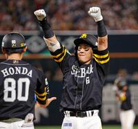 　４回、勝ち越し打を放ち、ベンチに向かってガッツポーズする牧原大