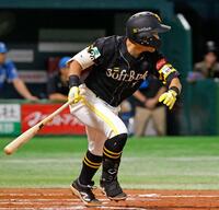 　７回、代打中村が左前に適時打を放つ