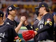 　６回１失点で10勝目を挙げ、杉山（右）からウイニングボールを受け取る大関