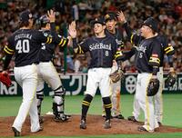 　日本ハムに勝利し、タッチするソフトバンクナイン