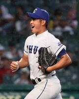 　６回、無失点に抑え笑顔でベンチに戻る豊橋中央・高橋大喜地（撮影・石井剣太郎）