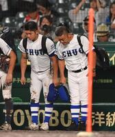 　グラウンドに一礼する豊橋中央・高橋大喜地（左）と萩本将光監督（撮影・西田忠信）