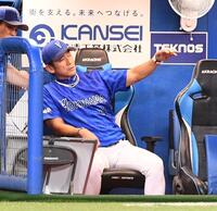 　厳しい表情で戦況を見つめる三浦（撮影・園田高夫）