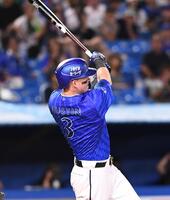 ７回、左越えソロを放ったオースティン（撮影・園田高夫）