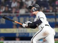 　10回、太田が左越えに勝ち越し２ランを放つ