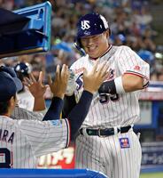 　３回、２者連続本塁打を放ち、ナインに迎えられる村上